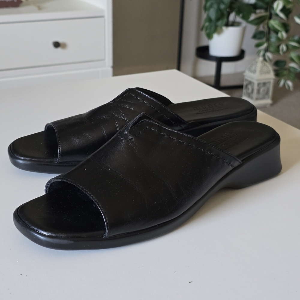 Munro American Women's Black Leather Slide Sandals